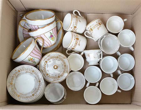 Lotto composto da alcune parti di servizi in porcellana e ceramica del secolo...