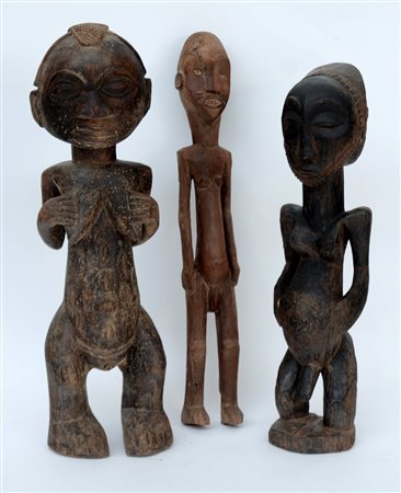 Arte africana, lotto di tre sculture in legno intagliato raffiguranti due...