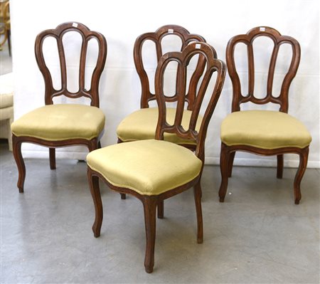 Gruppo di quattro sedie con schienale a giorno tripartito e seduta rivestita...