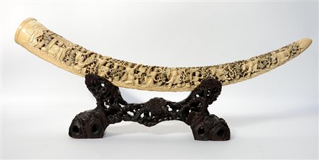 Zanna scolpita e traforata con figure sotto rami di pino con base in legno...