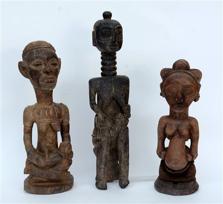 Arte africana, lotto di tre sculture in legno con figure di maternità, una...