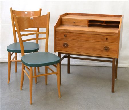 Lotto composto da uno scrittoio e due sedie con seduta verde.-ENLotto...