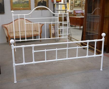 Letto a due piazze in ferro battuto smaltato bianco con testiera e pediera a...