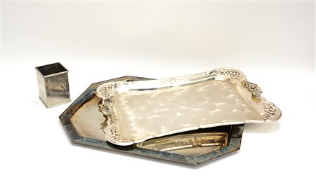 Lotto composto da un portapenne e due vassoi diversi in metallo argentato...