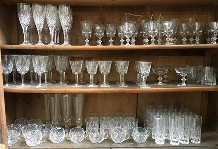 Lotto composto da numerosi bicchieri in cristallo di fatture differenti...