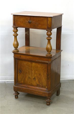 Comodino ad un'anta e un cassetto con montanti torniti, secolo XIX (difetti)