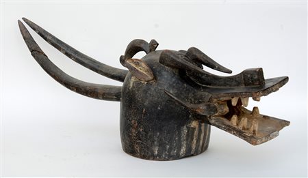 Arte africana, maschera casco in legno a figura animale con corna (l cm 104)...