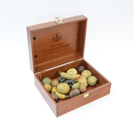 Lotto composto da numerosi frutti in gesso e materiali diversi decorati in...