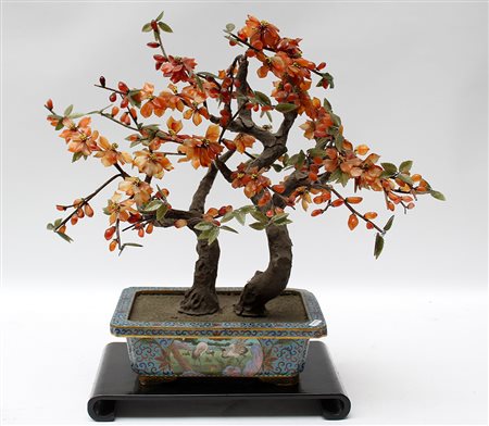 Portafiori cloisonnet a fondo turchese contenente una pianta simulante un...