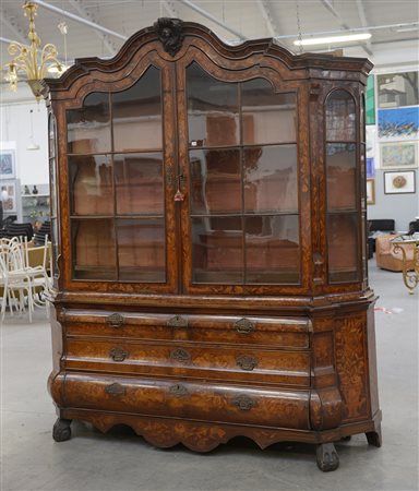 Mobile a due corpi con parte superiore a due ante a vetri e parte inferiore...