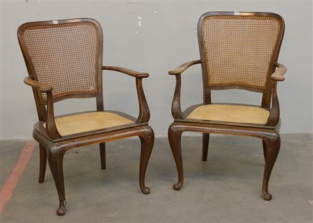 Coppia di poltroncine in legno dolce di forma mossa con sedute e spalliere...