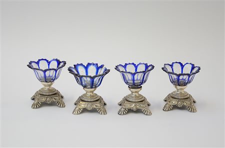 Gruppo di quattro saliere in argento con coppe in cristallo, punzoni di...