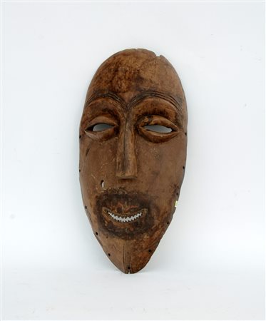 Arte africana, scudo in legno intagliato a forma di volto (l cm 61) (difetti)