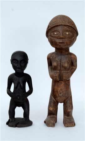 Arte africana, lotto di due sculture raffiguranti figure femminili in legno,...