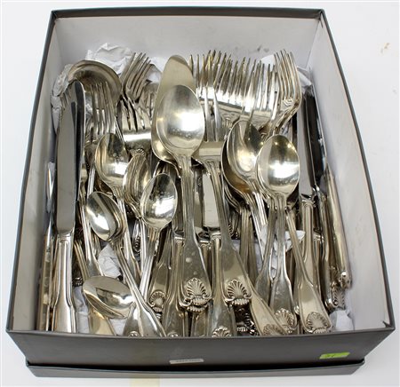 Scatola contenente numerose posate in metallo argentato di differenti fatture...