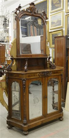 Credenza con alzata a specchio in noce con ante inferiori incise a figure,...