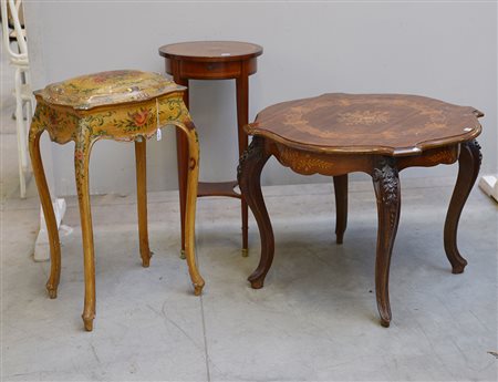 Lotto composto da tre tavolini di diversa epoca e decoro (difetti)