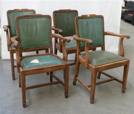 Gruppo di quattro poltroncine in legno dolce con gambe anteriori rastremate e...