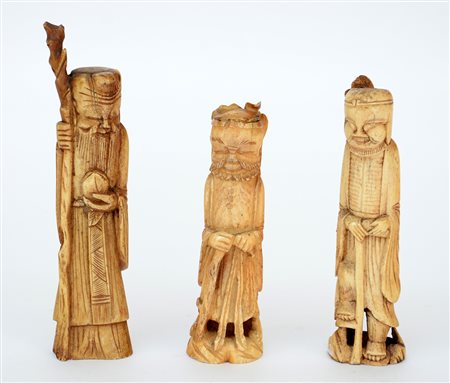 Tre piccole sculture in osso raffiguranti saggi (h. massima 16,5 cm.) Cina,...