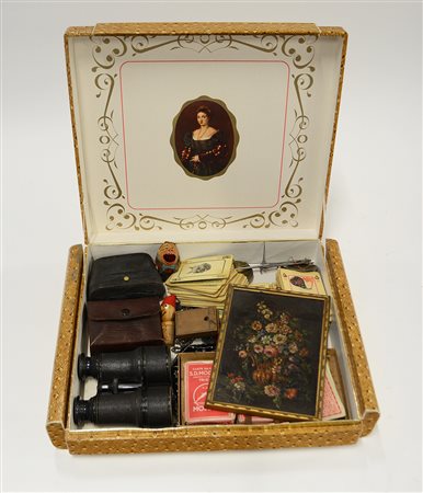 Scatola contenente numerosi oggetti di diverso uso