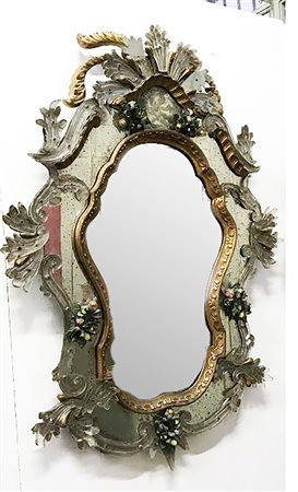 Specchiera con cornice mossa in vetro e legno dorato, decorata con foglie,...