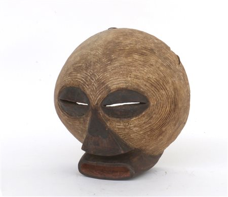 Arte africana, maschera in legno intagliato e pigmenti (h cm 32) (difetti)