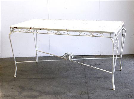 Tavolo rettangolare da giardino in ferro smaltato bianco, con gambe mosse...
