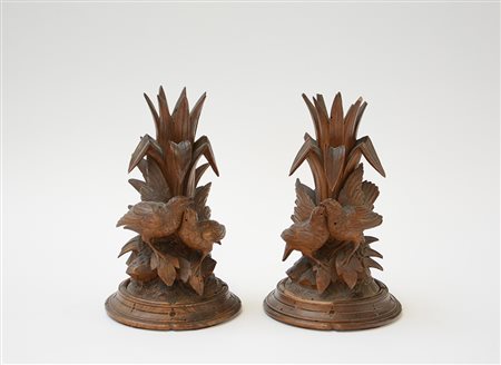 Due vasi portafiori con basi in legno scolpite a pernici (h cm 40)(difetti e...