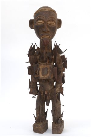 Arte africana, feticcio sacrificale in legno chiodato raffigurante un...