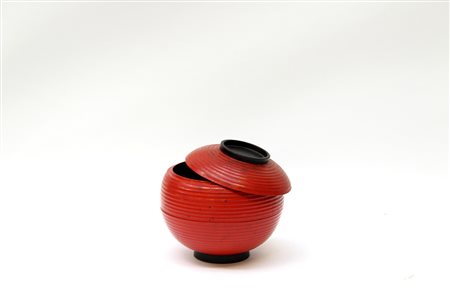 Scatola portavivande a guisa di lanterna laccata in rossoGiappone, secolo XX...