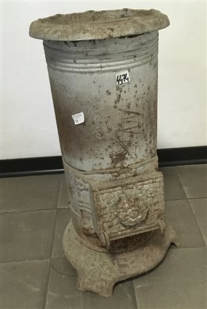 Stufetta in ghisa decorata a motivi floreali e geometrici (h. cm 56)