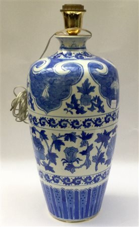 Vaso montato a lampada in porcellana bianca e blu decorata a motivi floreali....