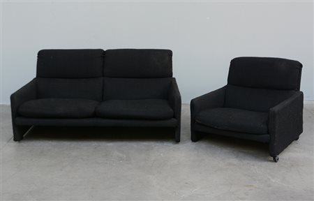 Gruppo composto da tre divani a due posti e due poltrone munite di rotelle...