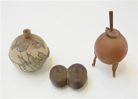 Gruppo di due ampolle di cui una siglata ML e una scultura in bronzo a due...