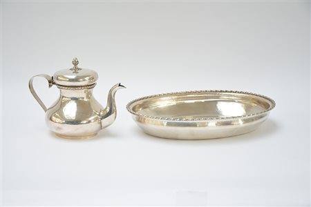 Lotto composto da una teiera e un centrotavola (g 1400 ca.) (difetti)