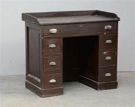 Scrittoio in legno laccato marrone a sette cassetti, inizio secolo XX (cm...