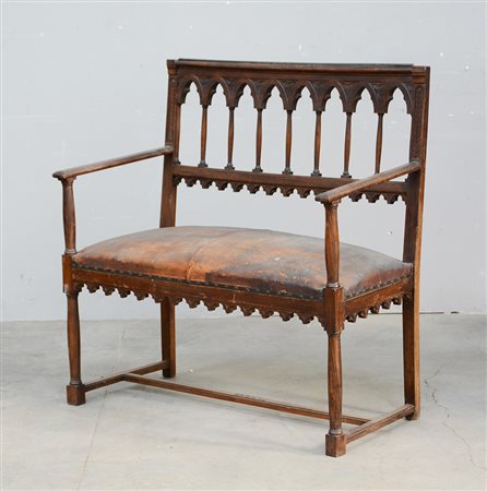 Divanetto in legno intagliato in stile neogotico, fine secolo XIX (difetti e...