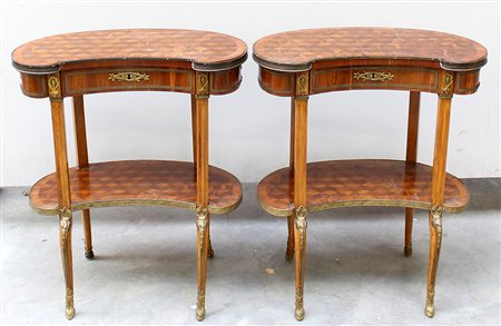 Coppia di comodini a fagiolo intarsiato in legni vari a marqueterie, a due...