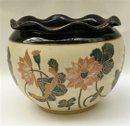 Vaso in ceramica decorato con fiori. Inghilterra. Firmato a incussione la...