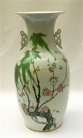 Vaso biansato in porcellana policroma decorata con volatili tra rami in...