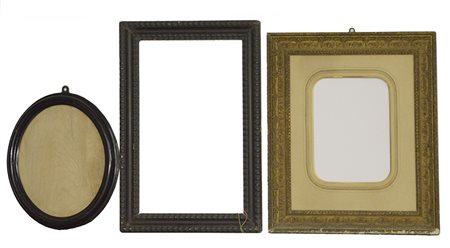 Lotto di due cornici in legno ebanizzato ed una in legno dorato, misure...