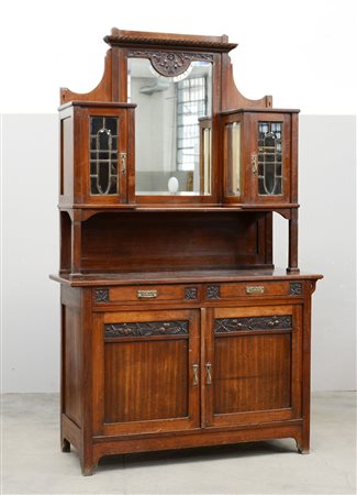 Credenza con alzata decorata da riserve intagliate a motivi Liberty, parte...