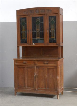 Credenza a due corpi, parte superiore a tre ante a vetri policromi legati al...