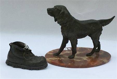 Due sculture in metallo raffiguranti rispettivamente un cane su base in onice...