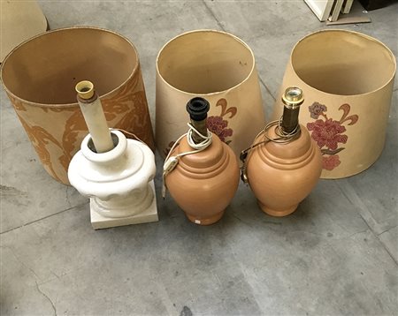 Lotto composta da una coppia di lampade da tavolo in terracotta (h cm 39,5) a...