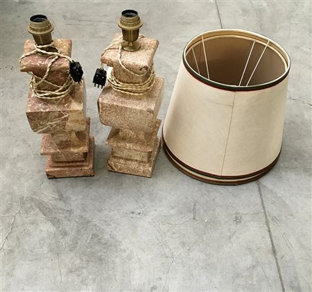 Coppia di lampade da tavolo in marmo rosso (h cm 49) con paralume in stoffa...