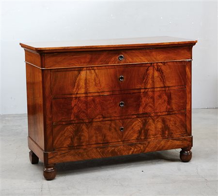 Coppia di comò in noce a tre cassetti più uno piccolo sottopiano lastronati...