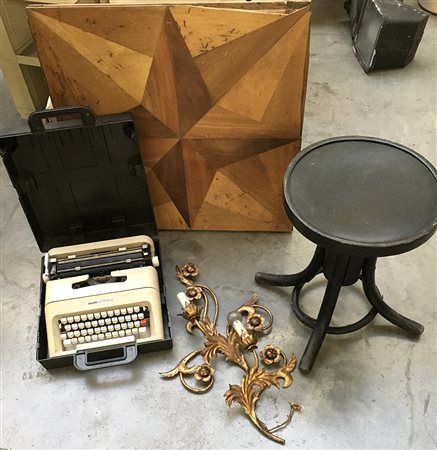 Lotto composto da un pannello in legno decorativo con rosa dei venti, uno...