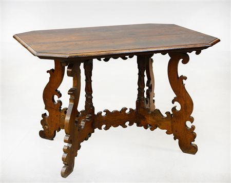 Tavolo con piano ottagonale, gambe e traverse sagomate, montanti centrali...