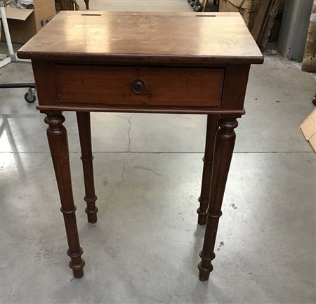 Scrittoietto in legno dolce con cassetto sottopiano, gambe tornite, secolo...